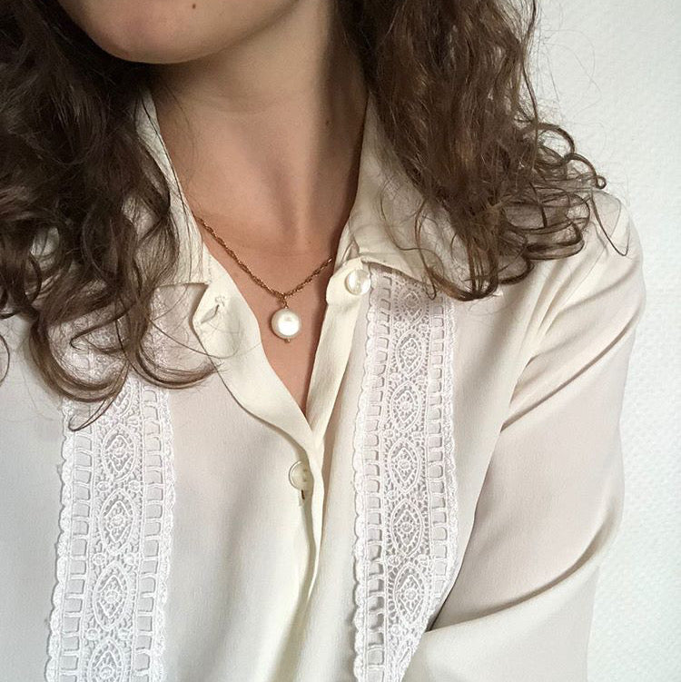 helen of troy necklace on charlotte vandaele vintage style blogger